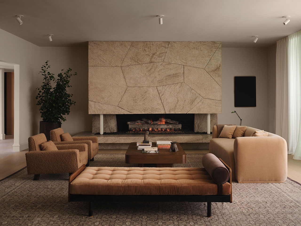 A Modernist Pedigree Preserved by Studio OSKLO in This Trousdale Estate Home